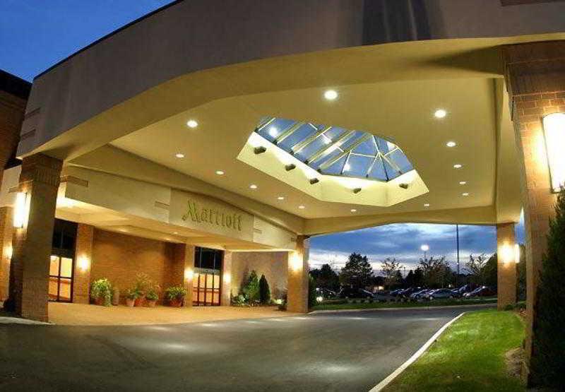 Airport Marriott Hotel 3*