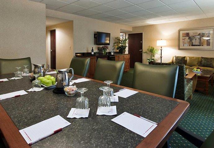 Airport Marriott Hotel 3*